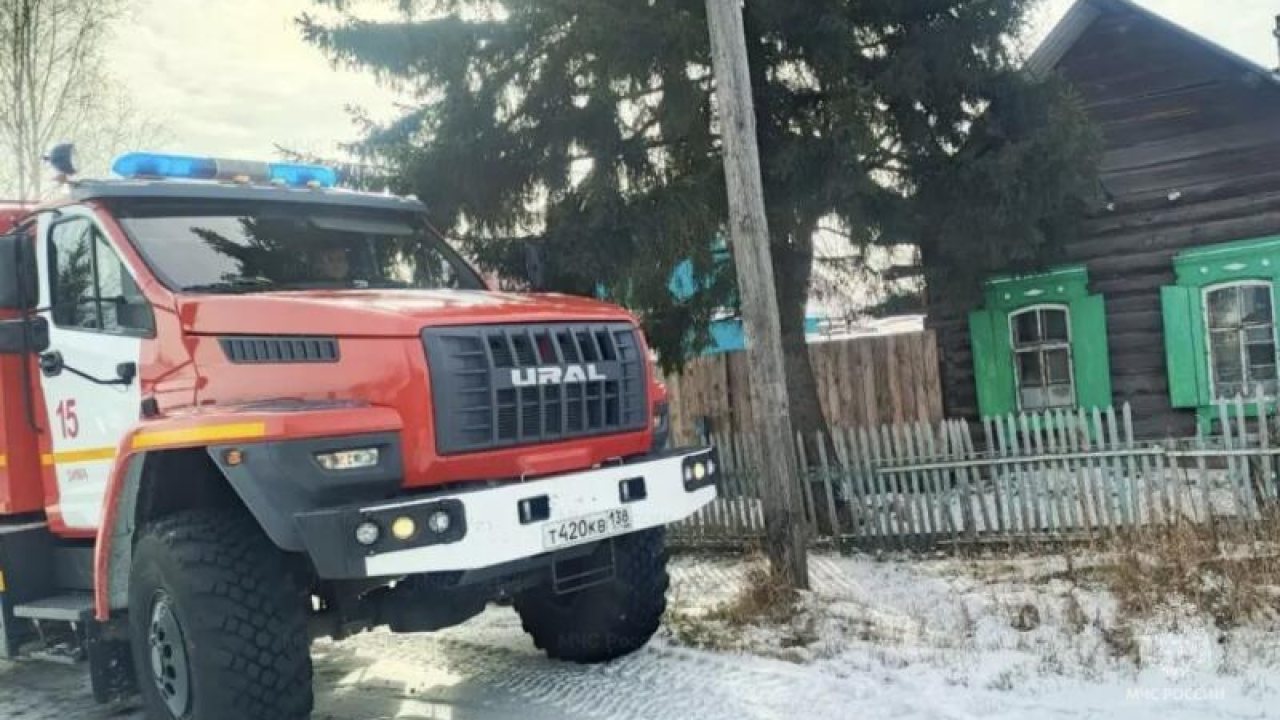 Трое детей отравились угарным газом при пожаре в Зиминском районе