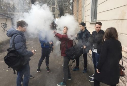 Школьники покурили вейп на уроке и оказались на заседании комиссии по делам несовершеннолетних:...
